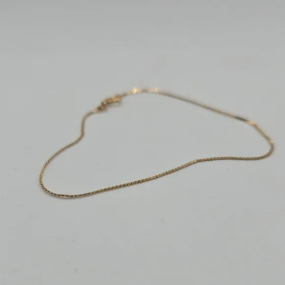 Elegant delicate 14k Gold Bracelet - Picture 4 of 5
